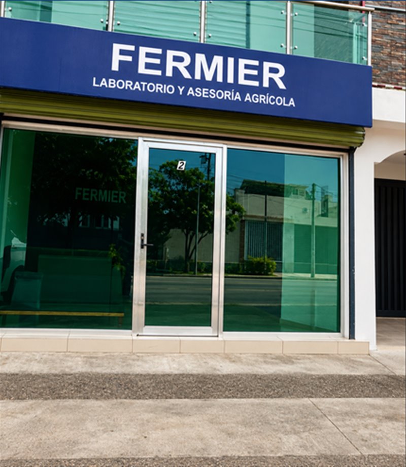 Fachada del laboratorio FERMIER en Calzada de Las Torres